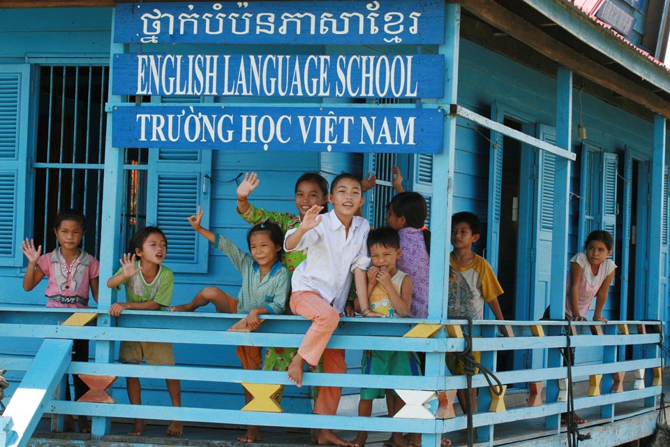 Đường về, chợt gặp những nụ cười hiếm hoi trên gương mặt đám trẻ trong lớp học người Việt trên Biển Hồ. 